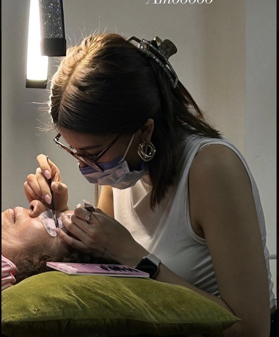 Karen de la Rosa aplicando extensiones de pestañas